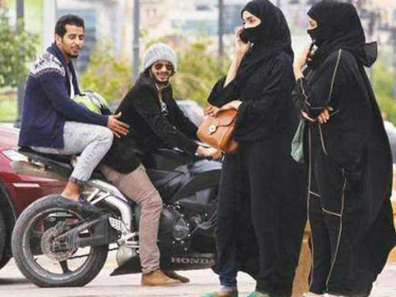 اضغط لمشاهدة الفيديو: لحظة هروب فتاة من تحرش جماعي في الرياض